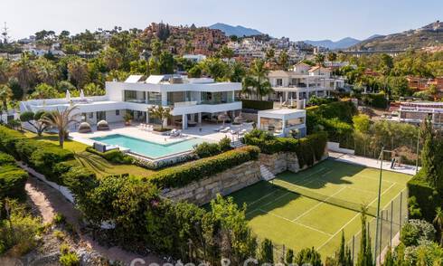 Sophisticated luxury villa for sale with private tennis court in the heart of Nueva Andalucia, Marbella 783594