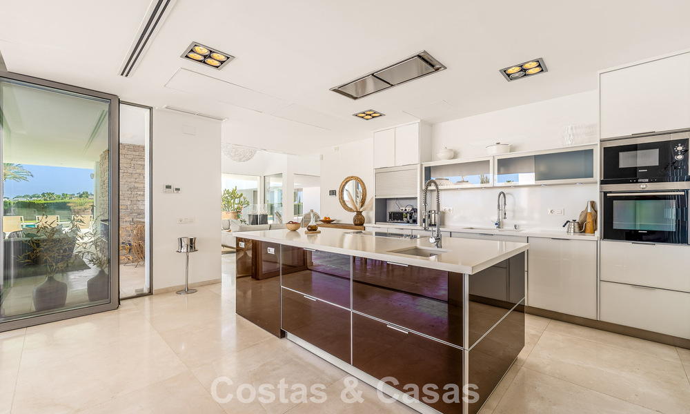 Sophisticated luxury villa for sale with private tennis court in the heart of Nueva Andalucia, Marbella 783621