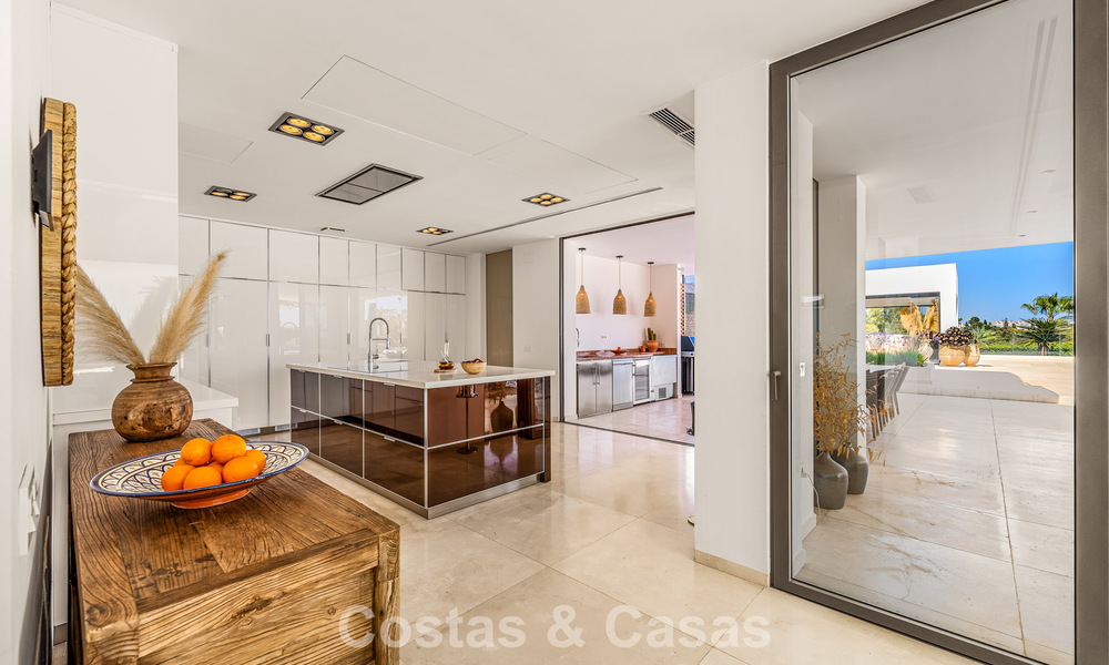 Sophisticated luxury villa for sale with private tennis court in the heart of Nueva Andalucia, Marbella 783622