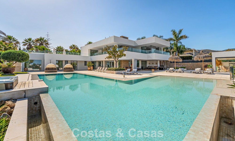 Sophisticated luxury villa for sale with private tennis court in the heart of Nueva Andalucia, Marbella 783628