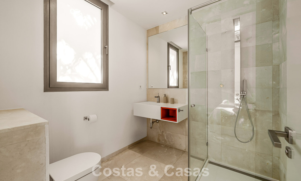 Sophisticated luxury villa for sale with private tennis court in the heart of Nueva Andalucia, Marbella 783631
