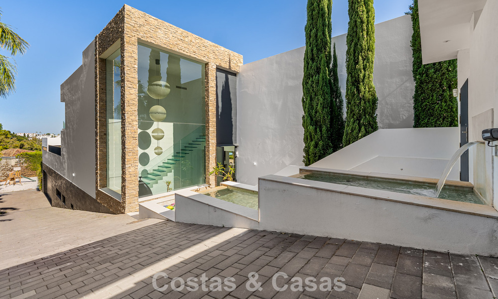 Sophisticated luxury villa for sale with private tennis court in the heart of Nueva Andalucia, Marbella 783636