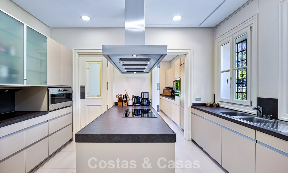 Classic Mediterranean luxury villa for sale just steps from the beach in Los Monteros, east of Marbella center 783741