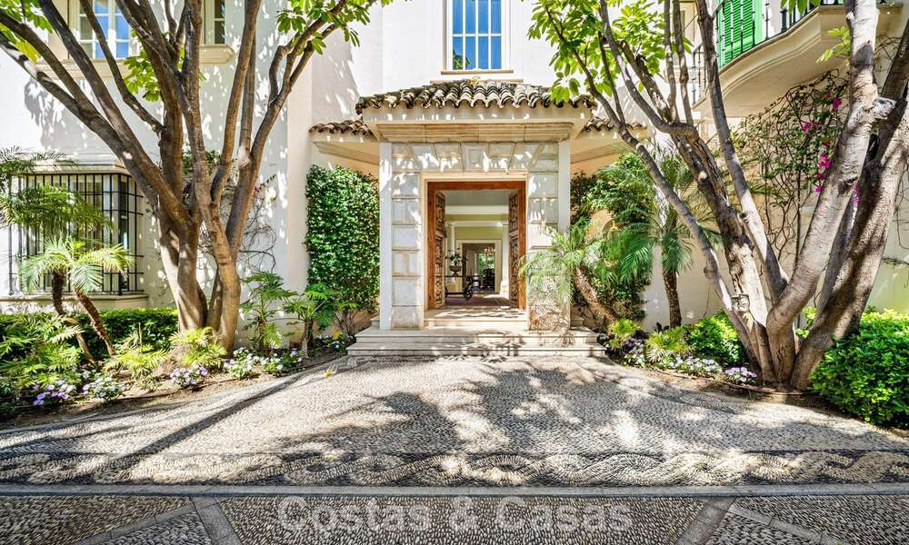 Classic Mediterranean luxury villa for sale just steps from the beach in Los Monteros, east of Marbella center 783751