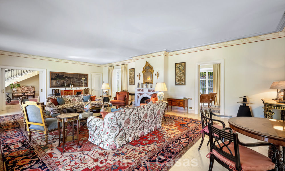 Classic Mediterranean luxury villa for sale just steps from the beach in Los Monteros, east of Marbella center 783754