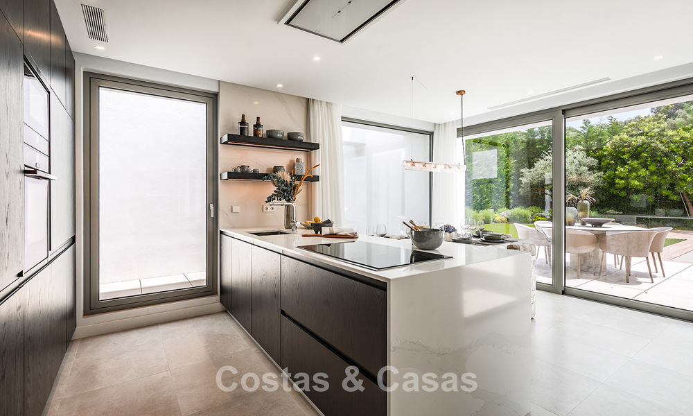 Stylish modern 5-bedroom villa for sale on the New Golden Mile between Marbella and Estepona 783787