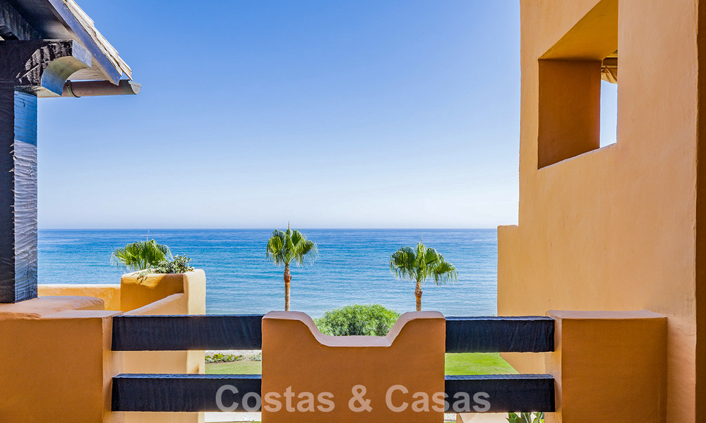 Stylishly renovated beachfront apartment with unobstructed sea views, between Marbella and Estepona 782904