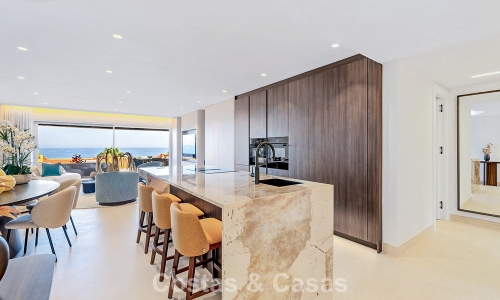 Stylishly renovated beachfront apartment with unobstructed sea views, between Marbella and Estepona 782909