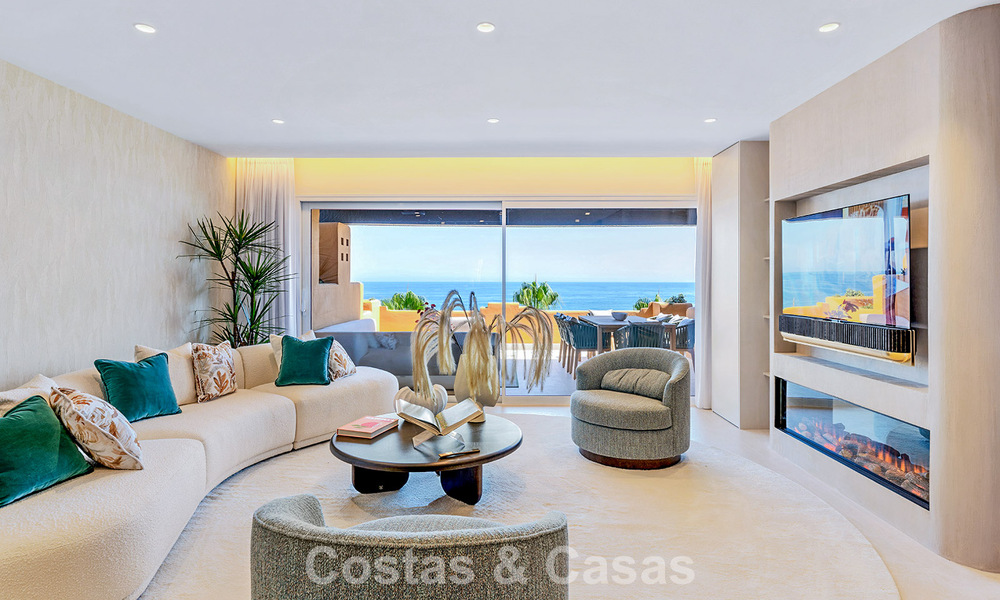 Stylishly renovated beachfront apartment with unobstructed sea views, between Marbella and Estepona 782912