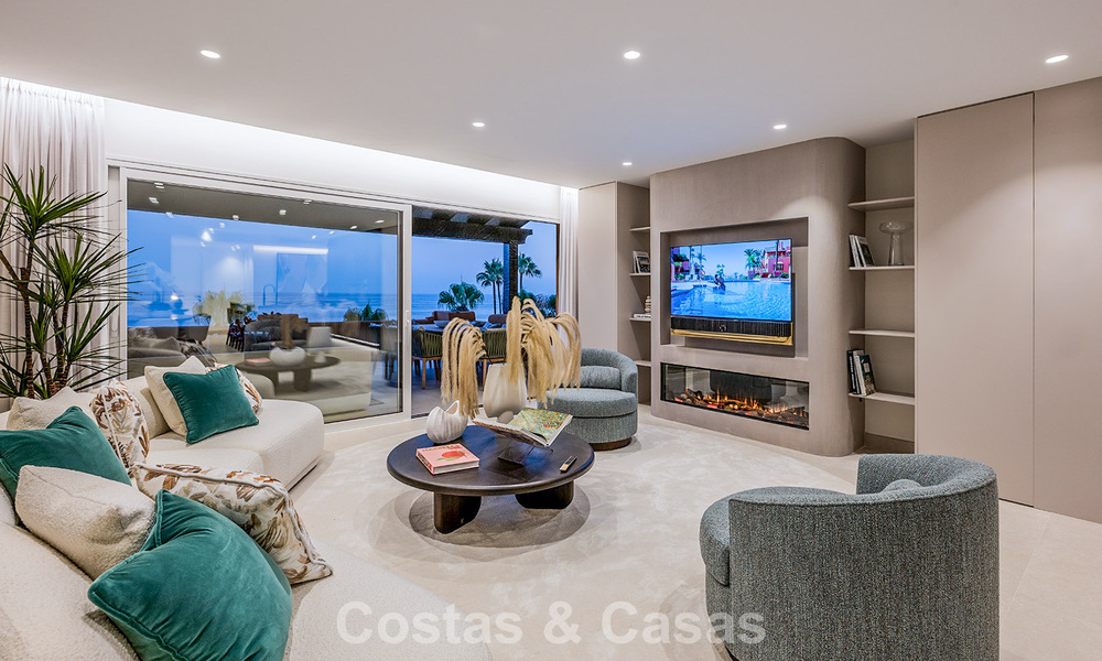 Stylishly renovated beachfront apartment with unobstructed sea views, between Marbella and Estepona 782919
