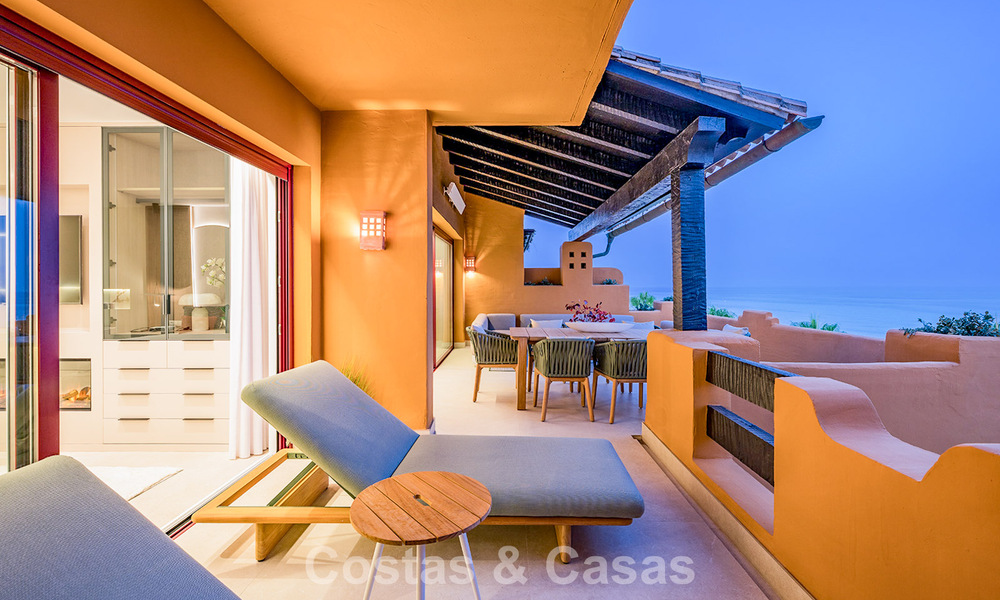 Stylishly renovated beachfront apartment with unobstructed sea views, between Marbella and Estepona 782926