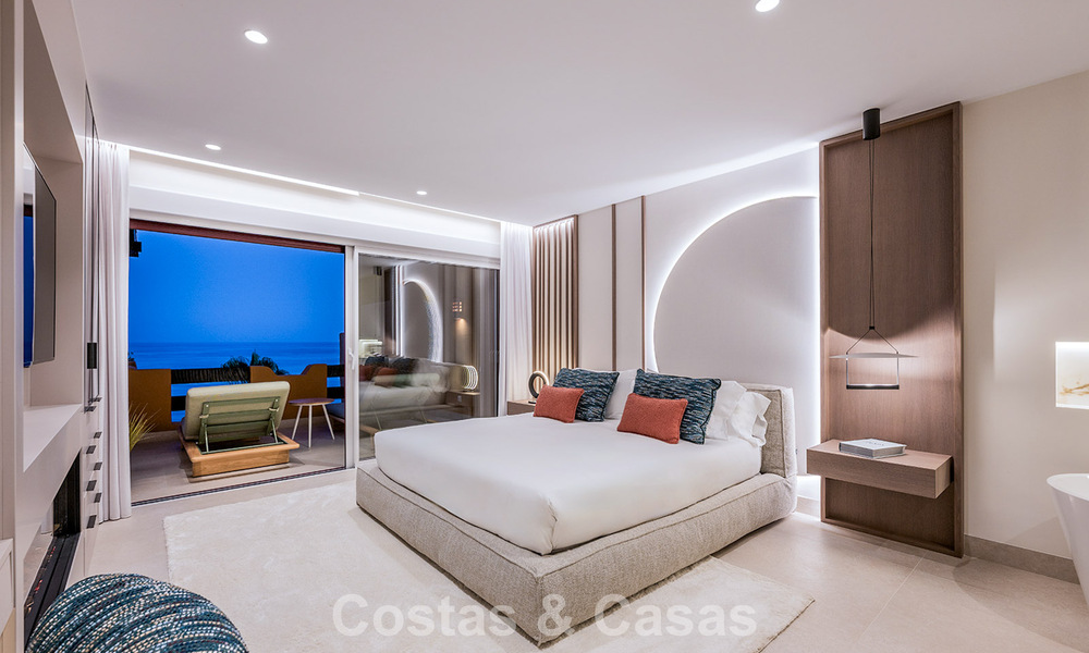Stylishly renovated beachfront apartment with unobstructed sea views, between Marbella and Estepona 782928