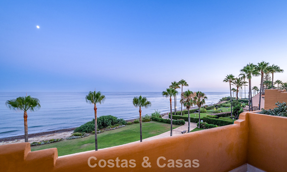 Stylishly renovated beachfront apartment with unobstructed sea views, between Marbella and Estepona 782933