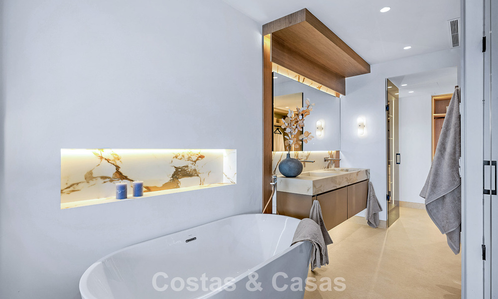 Stylishly renovated beachfront apartment with unobstructed sea views, between Marbella and Estepona 782934
