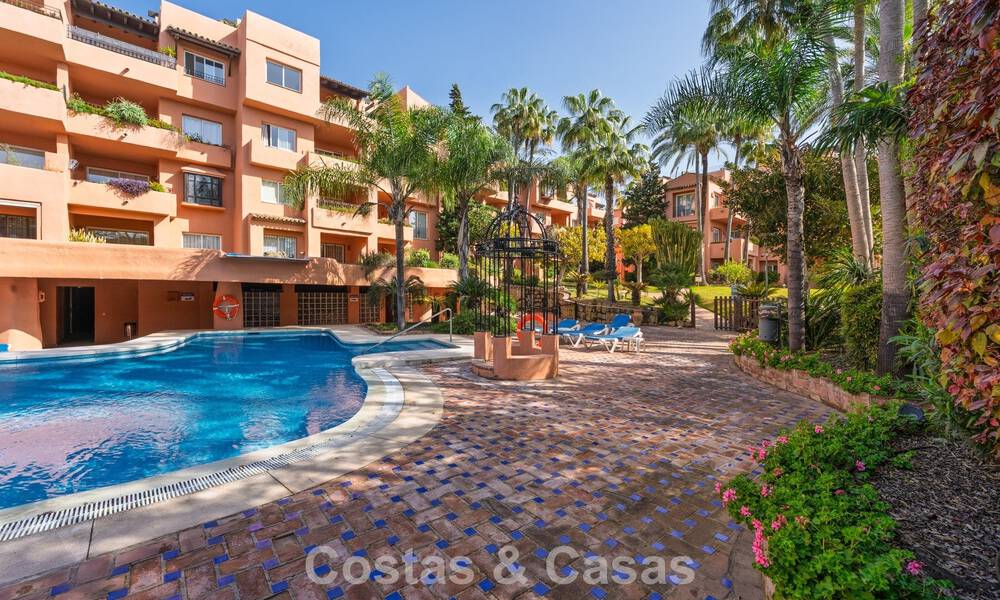 Modernly renovated apartment with stunning sea views for sale just steps from the beach on Marbella's Golden Mile 783801