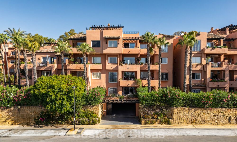 Modernly renovated apartment with stunning sea views for sale just steps from the beach on Marbella's Golden Mile 783803