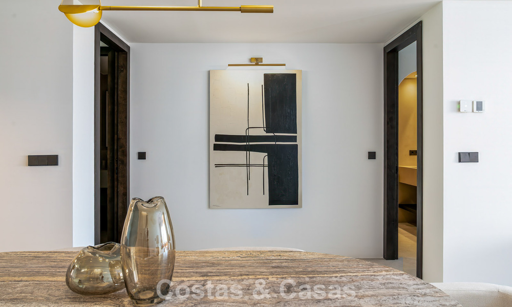Modernly renovated apartment with stunning sea views for sale just steps from the beach on Marbella's Golden Mile 783804