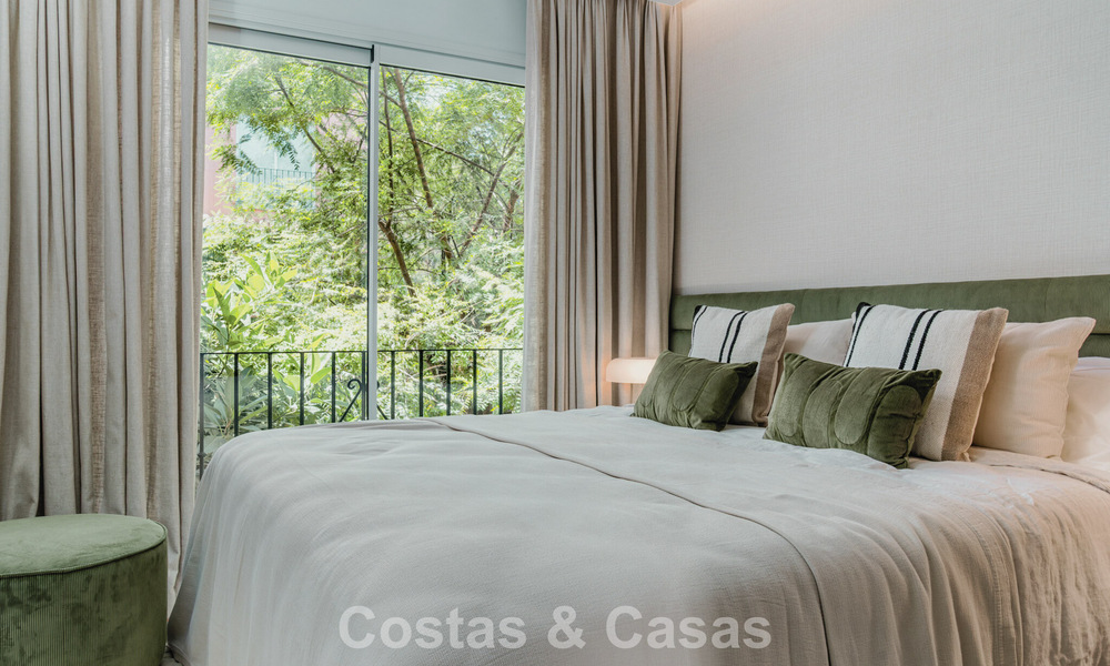 Modernly renovated apartment with stunning sea views for sale just steps from the beach on Marbella's Golden Mile 783805