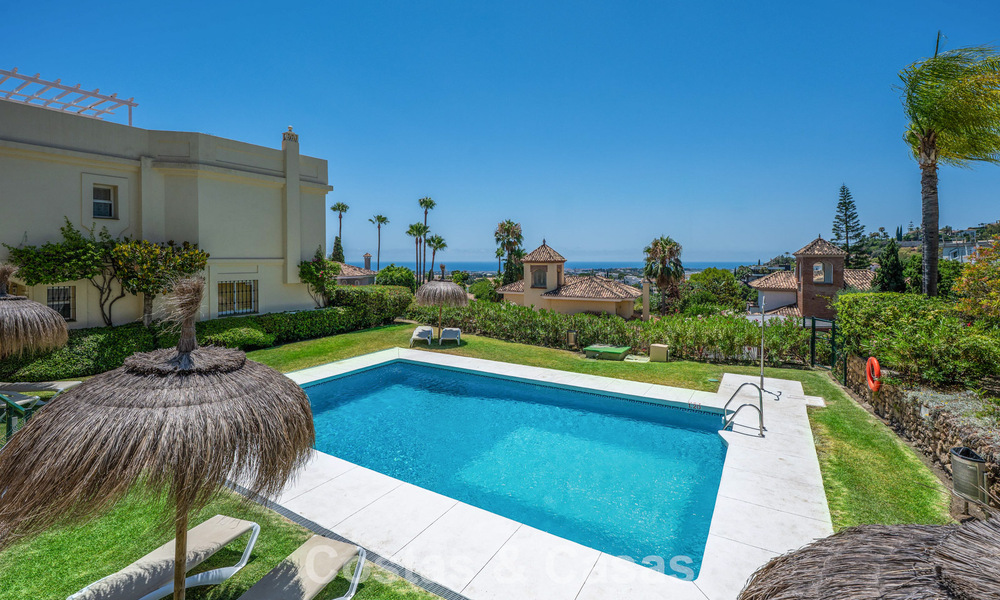 Beautifully renovated townhouse for sale in a gated community in La Quinta, Marbella - Benahavis 783832
