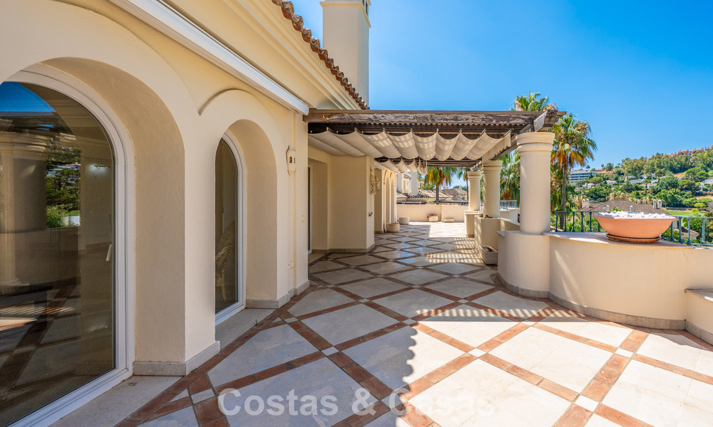 Stunning, luxury 3-bedroom penthouse for sale in a frontline golf complex in Nueva Andalucia, Marbella 783872