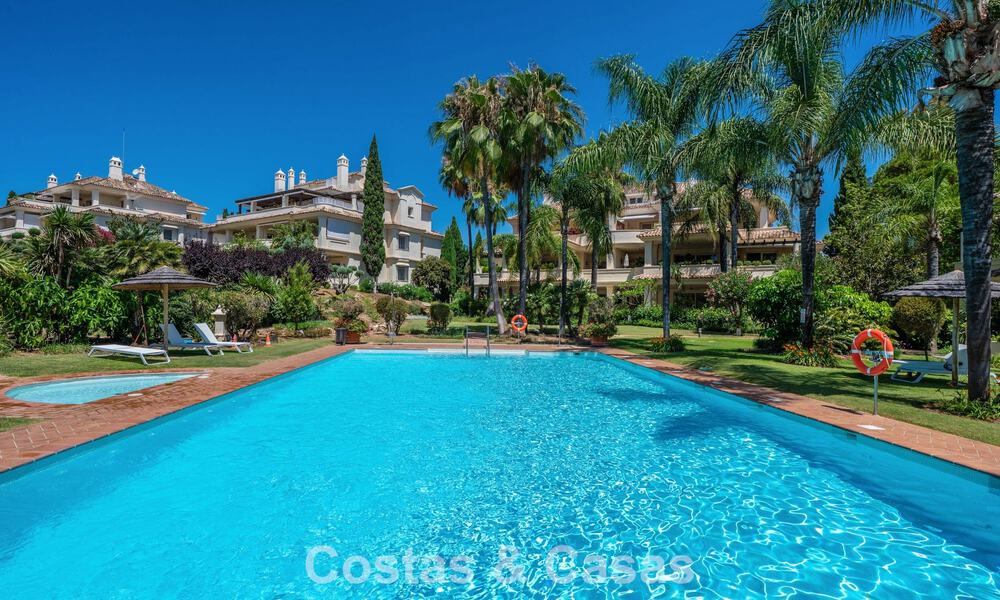 Stunning, luxury 3-bedroom penthouse for sale in a frontline golf complex in Nueva Andalucia, Marbella 783885