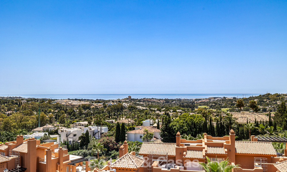 Opportunity! 3-bedroom luxury penthouse with panoramic sea views for sale in Nueva Andalucia's Golf Valley, Marbella 783346