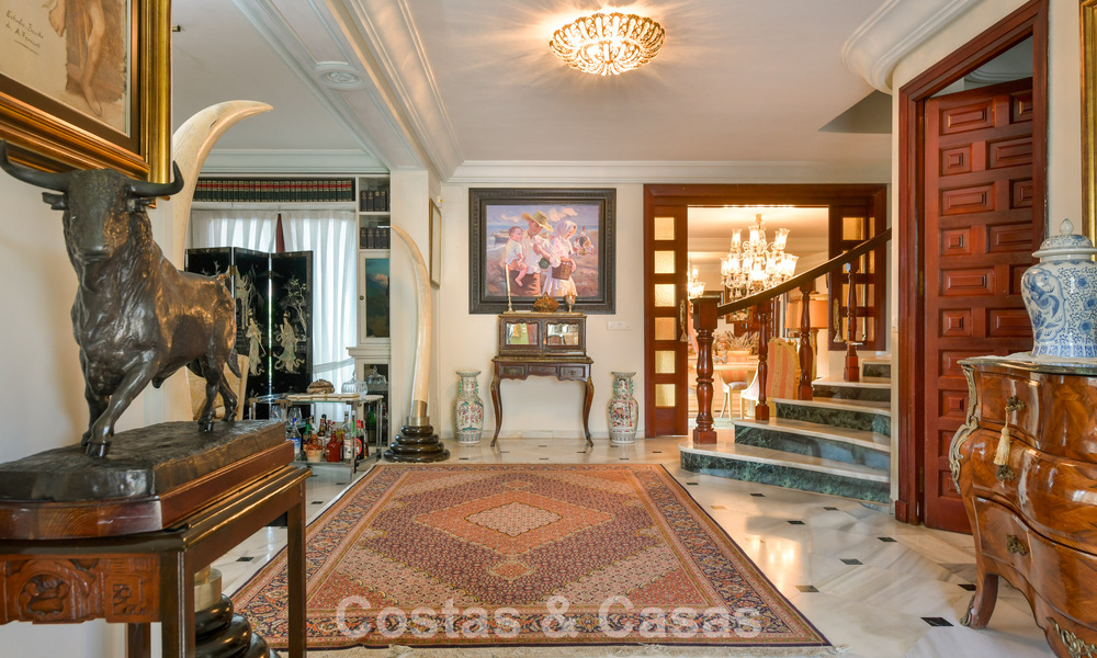 Classic Mediterranean-style villa for sale within walking distance of Marbella's city center 784005