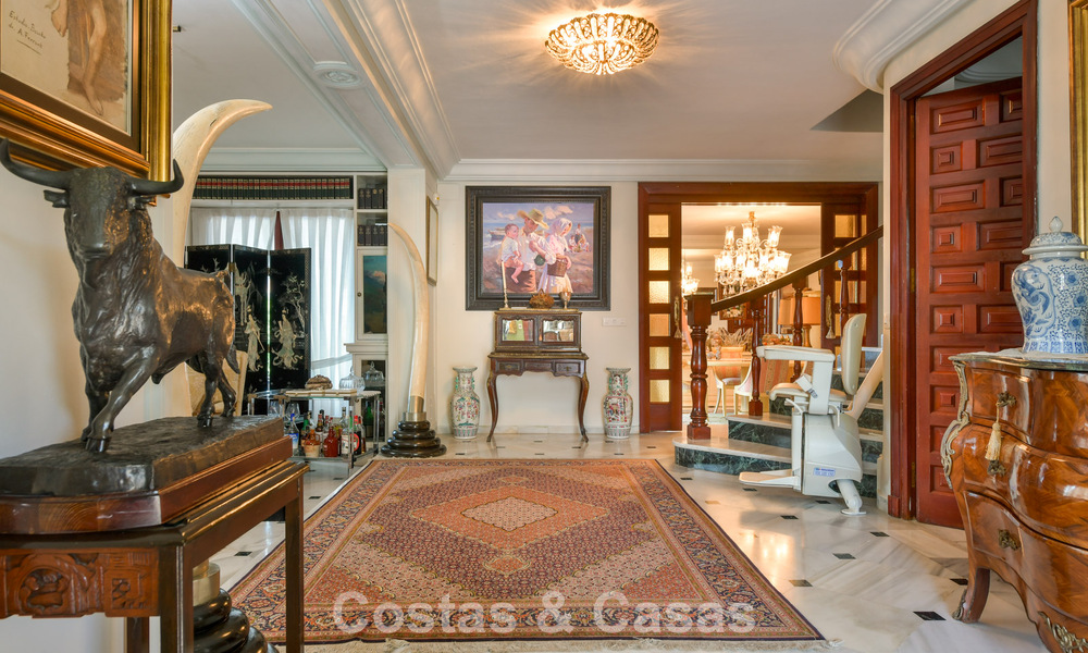Classic Mediterranean-style villa for sale within walking distance of Marbella's city center 784006