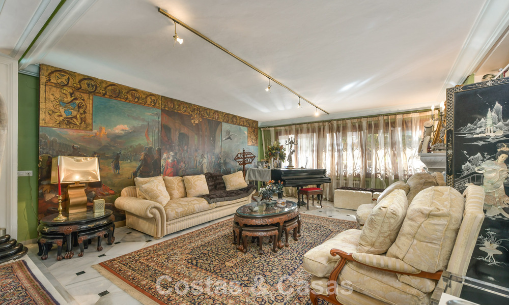Classic Mediterranean-style villa for sale within walking distance of Marbella's city center 784007