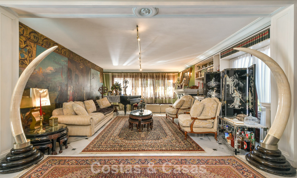 Classic Mediterranean-style villa for sale within walking distance of Marbella's city center 784008