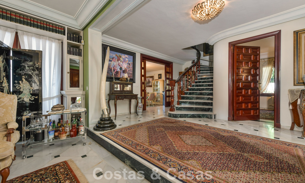 Classic Mediterranean-style villa for sale within walking distance of Marbella's city center 784011