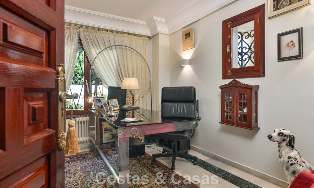 Classic Mediterranean-style villa for sale within walking distance of Marbella's city center 784012