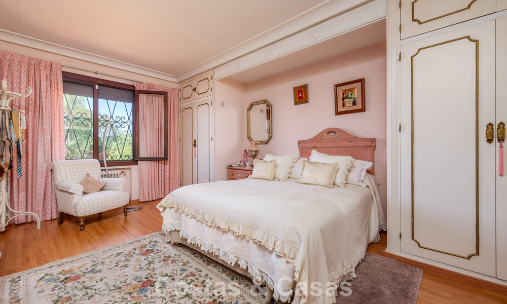 Classic Mediterranean-style villa for sale within walking distance of Marbella's city center 784019