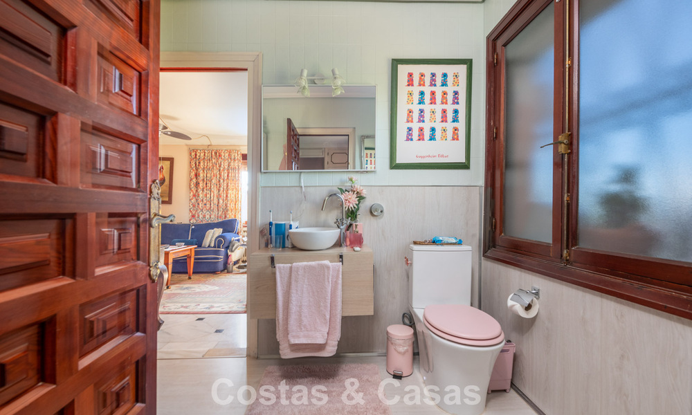 Classic Mediterranean-style villa for sale within walking distance of Marbella's city center 784020