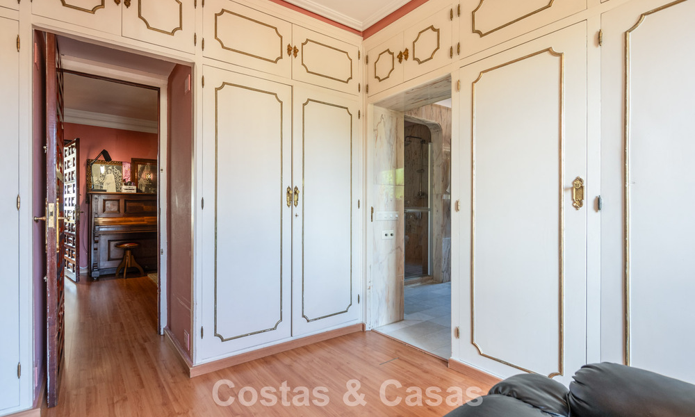 Classic Mediterranean-style villa for sale within walking distance of Marbella's city center 784022