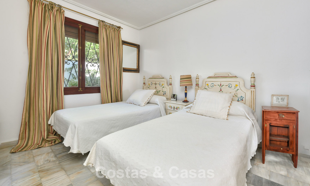 Classic Mediterranean-style villa for sale within walking distance of Marbella's city center 784029