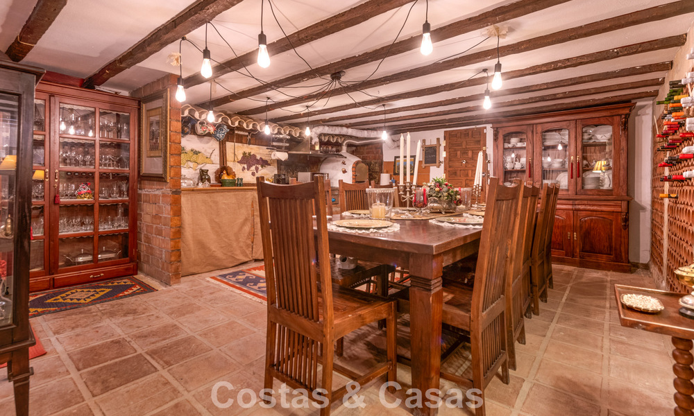 Classic Mediterranean-style villa for sale within walking distance of Marbella's city center 784033