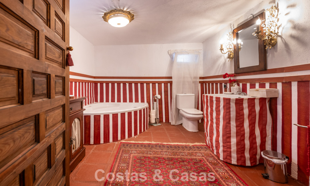 Classic Mediterranean-style villa for sale within walking distance of Marbella's city center 784034