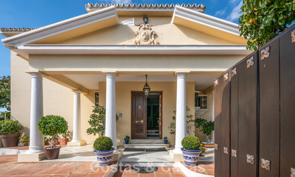 Classic Mediterranean-style villa for sale within walking distance of Marbella's city center 784036