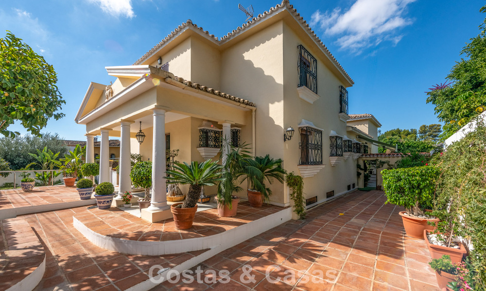 Classic Mediterranean-style villa for sale within walking distance of Marbella's city center 784037