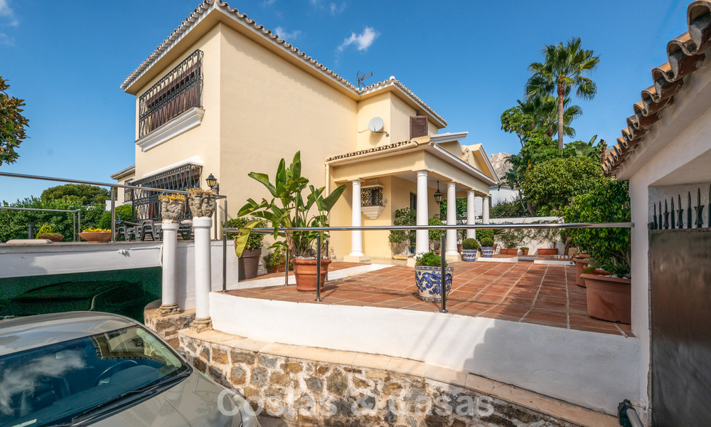 Classic Mediterranean-style villa for sale within walking distance of Marbella's city center 784040