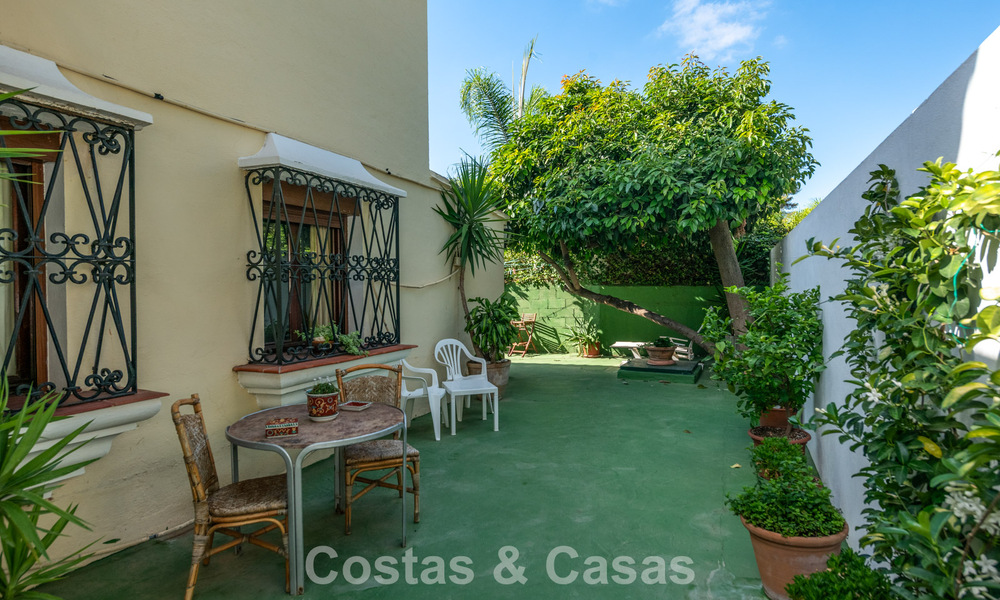 Classic Mediterranean-style villa for sale within walking distance of Marbella's city center 784044