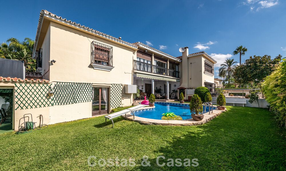 Classic Mediterranean-style villa for sale within walking distance of Marbella's city center 784046