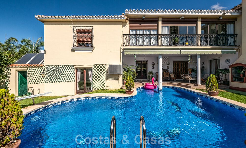 Classic Mediterranean-style villa for sale within walking distance of Marbella's city center 784047