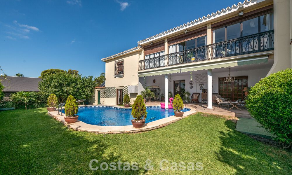 Classic Mediterranean-style villa for sale within walking distance of Marbella's city center 784048