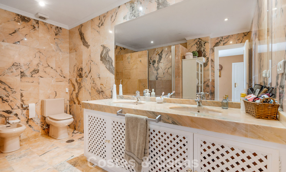 Spacious ground floor apartment in a gated complex within walking distance of the beach and Puerto Banus, Marbella 783894