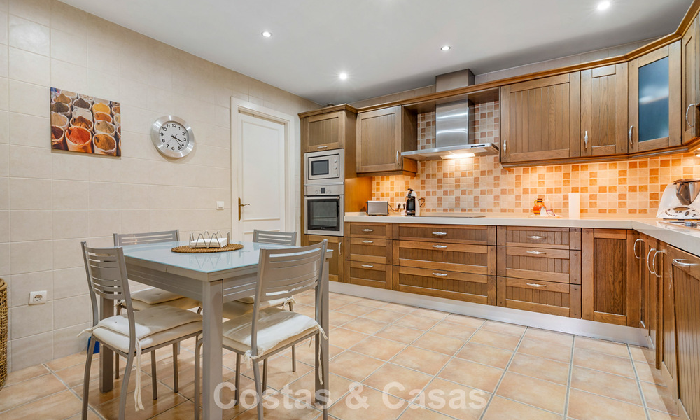 Spacious ground floor apartment in a gated complex within walking distance of the beach and Puerto Banus, Marbella 783912