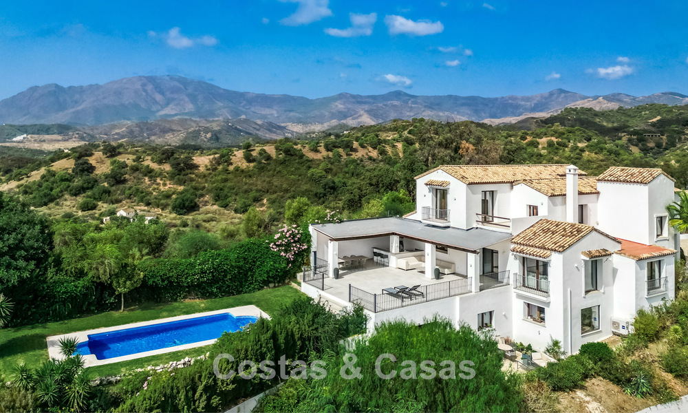 Luxury Spanish-style villa with mountain and sea views for sale on the New Golden Mile between Marbella and Estepona 784054