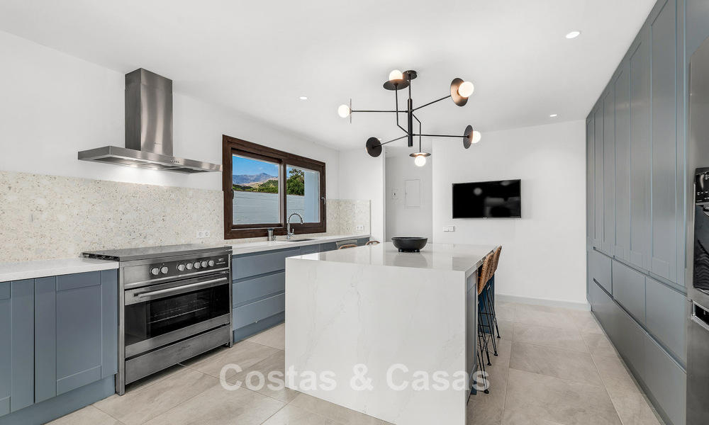 Luxury Spanish-style villa with mountain and sea views for sale on the New Golden Mile between Marbella and Estepona 784064