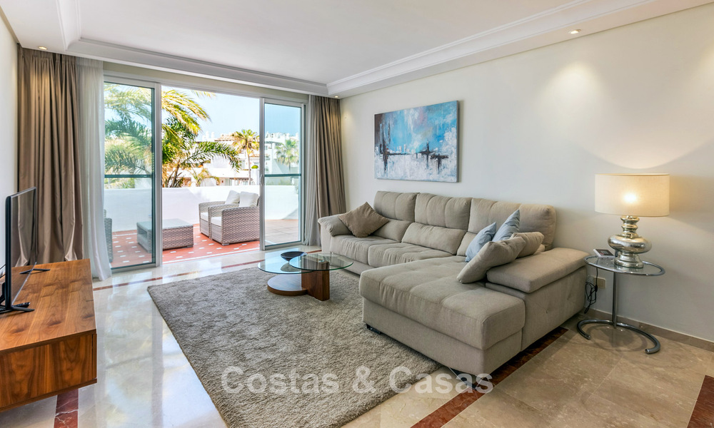 Duplex penthouse for sale with sea views in a frontline beach complex within walking distance of Puerto Banús, Marbella 784152